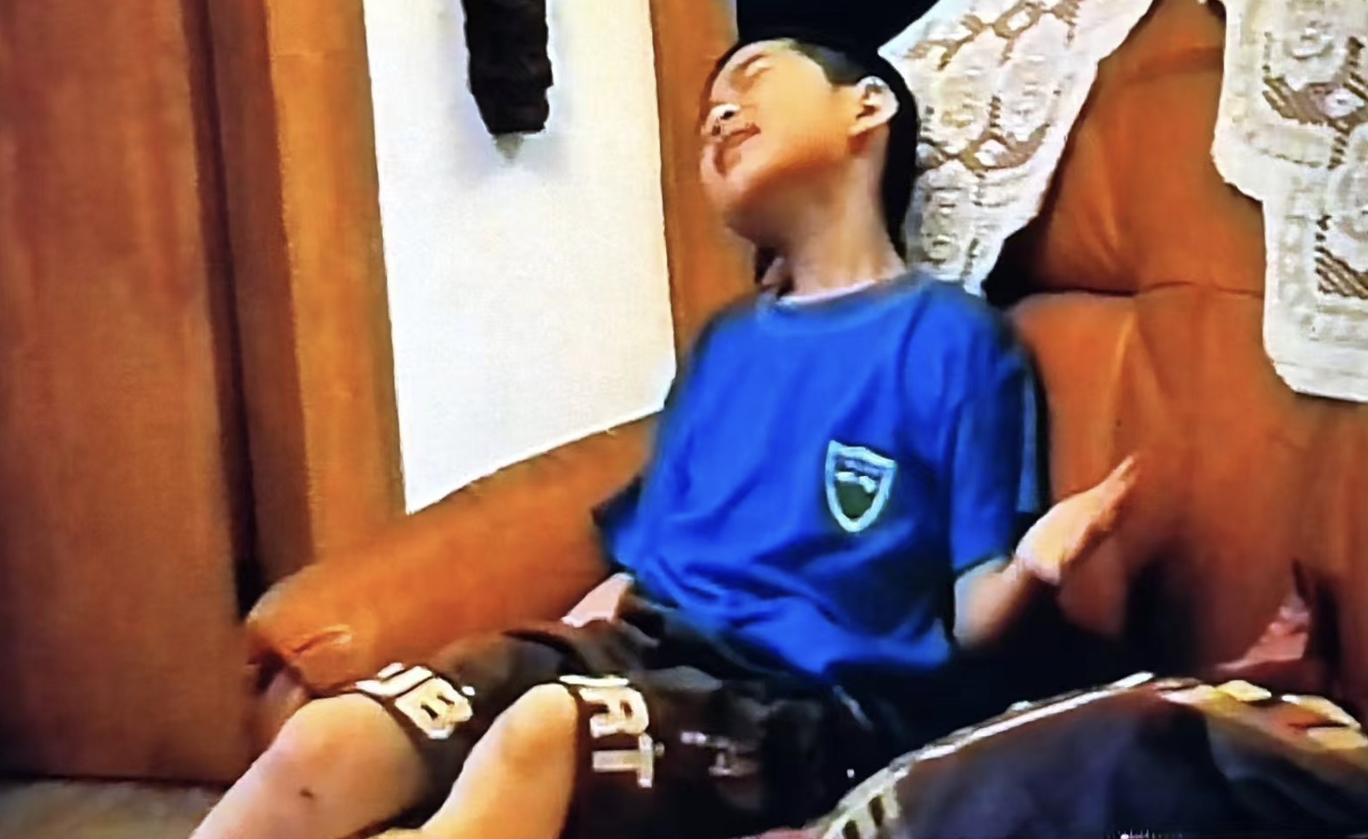 Childhood listening to music on the sofa / 小学在沙发上听音乐